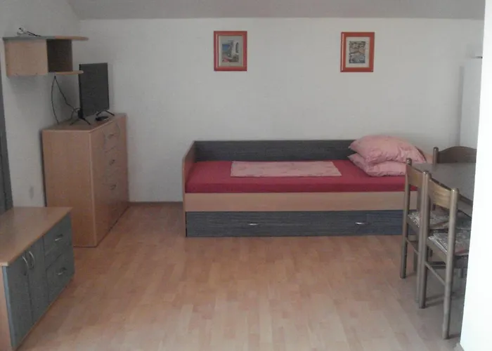Car Apartment *