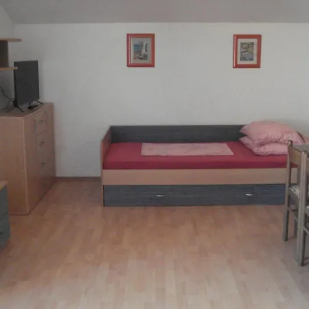Car Apartment *